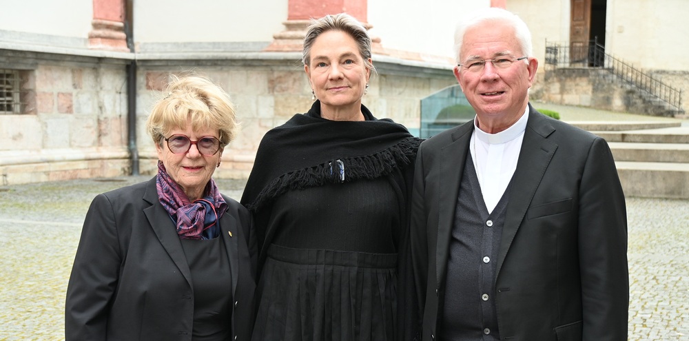 Vollversammlung der Bischofskonferenz (Mariazell, 16.-18.5.2025) / Kathpress/Paul Wuthe Mariazell, 16.5.2025, v.l.: Waltraud Klasnic (Vorsitzende der Unabhängigen Opferschutzkommission), Caroline List (Designierte Vorsitzende der Unabhängigen Opferschutzkommission), Erzbischof Franz Lackner (Vorsitzender der Ö. Bischofskonferenz)