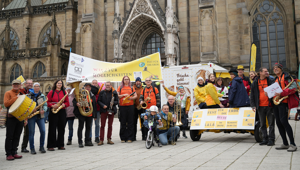 Gruppenbild der Mitwirkenden am Fest für die Erde vor dem Mariendom in Linz