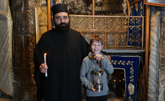 BILD zu OTS - Niklas Lehner aus Vorchdorf entz?ndete in der Geburtsgrotte in Bethlehem das ?ORF-Friedenslicht?.