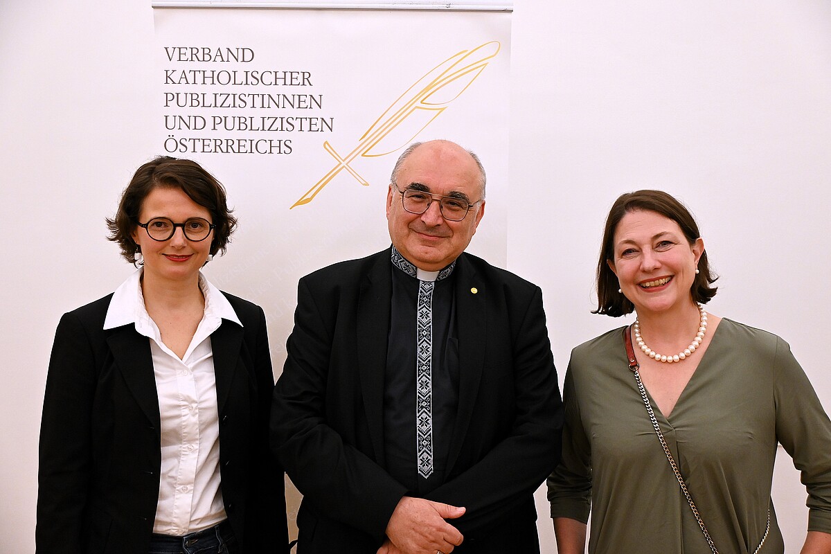 v.l.: Monika Slouk (Leiterin Kooperationsredaktion Kirchenzeitungen), Bischof Wilhelm Krautwaschl, Sophie Lauringer (Chefredakteurin 'Der Sonntag' und Vorsitzende Verband Kath. Publizisten)