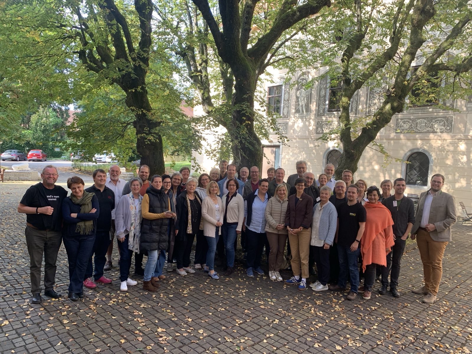 Gruppenbild mit den Konferenz-Teilnehmer:innen