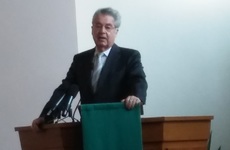 Heinz Fischer predigt in evangelischer Kirche.